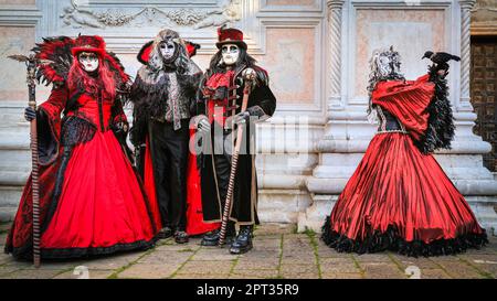 Costumi in costume per il Carnevale di Venezia, posa di gruppo in costumi e maschere vampiri gotici medievali, Venezia, Italia Credit: Imageplotter/Alamy Live News Foto Stock