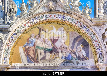 Basilica di San Marco Venezia, dettaglio del mosaico della scena della crocifissione sulla facciata, Piazza San Marco, Venezia, Italia, Europa Credit: Imageplotter/Alamy Live News Foto Stock