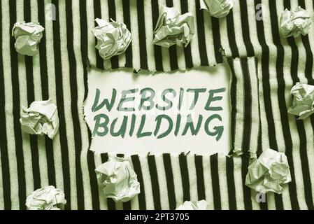 Didascalia concettuale Website Building, Word for site è costruito in base alle esigenze dei clienti notebook con messaggio importante su scrivania con Office S. Foto Stock