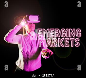 Segno di testo che mostra i mercati emergenti, le nazioni di idea di affari che stanno investendo nella capacità più produttiva Donna che prende la formazione professionale attraverso VI Foto Stock