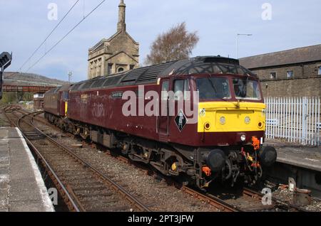 Due linee della West Coast Railways arrivano a Carnforth 26th aprile 2023, classe 57, 57314 Conwy Castle, e classe 47, 47772 Carnforth TMD. Foto Stock
