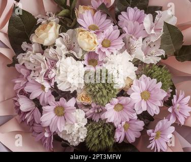 Bei crisantemi, garofani, rose e altri fiori in un primo piano bouquet. Vista dall'alto. Foto Stock