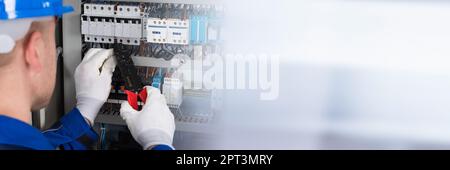 Riparazione e installazione della scatola di comando da parte di un elettricista Foto Stock