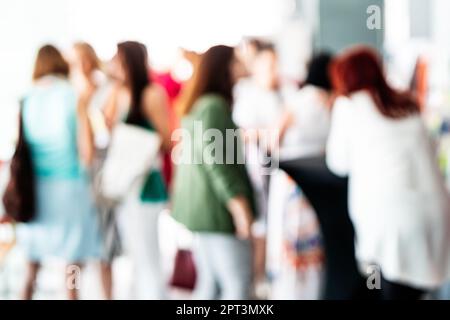 Immagine blured di uomini d'affari alla pausa caffè durante la riunione della conferenza. Imprese e imprenditorialità. Foto Stock