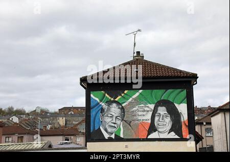 Nelson Mandela e Bobby Sands murales nel quartiere cattolico di Bogside a Londonderry Foto Stock