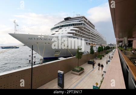 Istanbul, Turchia - 31 agosto 2022: Seven Seas Explorer, grande nave da crociera ormeggiata al terminal di Galatport, uno sviluppo a uso misto situato lungo Sho Foto Stock