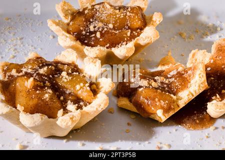 100mm Macro di 2 tartine di mele, crostate piccole, torta piccola, briciole, crosta di shortbread e spezzati a pezzi posti a destra. Foto Stock
