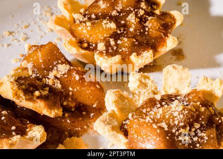 100mm Macro di 2 tartine di mele, crostate piccole, torta piccola, briciole, crosta di shortbread e spezzate a pezzi. Foto Stock