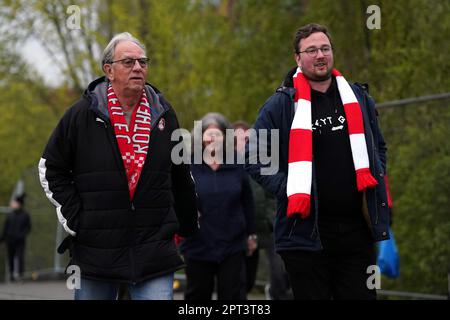 I fan di Rotherham United arrivano davanti alla partita del Campionato Sky Bet all'AESSEAL New York Stadium, Rotherham. Data immagine: Giovedì 27 aprile 2023. Foto Stock