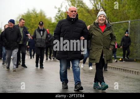 I fan di Rotherham United arrivano davanti alla partita del Campionato Sky Bet all'AESSEAL New York Stadium, Rotherham. Data immagine: Giovedì 27 aprile 2023. Foto Stock