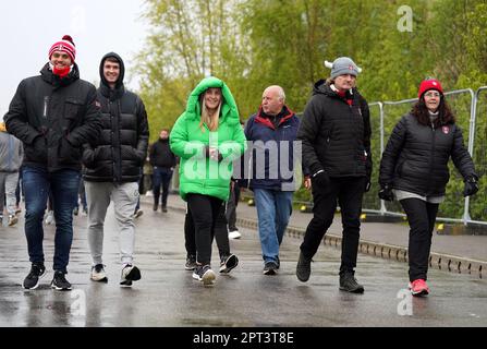 I fan di Rotherham United arrivano davanti alla partita del Campionato Sky Bet all'AESSEAL New York Stadium, Rotherham. Data immagine: Giovedì 27 aprile 2023. Foto Stock