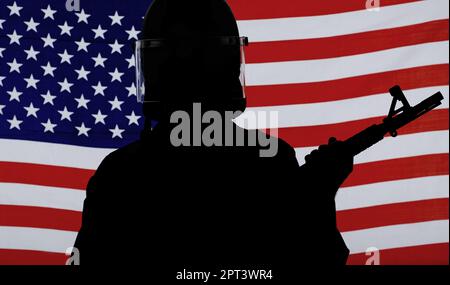 Servire l'America. La silhouette di un soldato con un fucile contro una bandiera americana Foto Stock