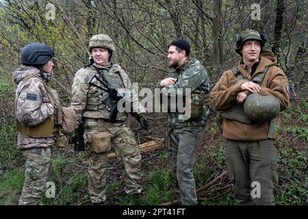 Bakhmut, Ucraina. 15th Apr, 2023. Soldati ucraini da 17th brigata carro armato sono visti nella posizione Ucraina vicino Bakhmut. Le forze armate ucraine stanno combattendo intensamente a Bakhmut e nelle zone circostanti, mentre le forze russe si stanno avvicinando sempre più a prendere la città orientale dell'Ucraina. La battaglia di Bakhmut è ora conosciuta come “la più sanguinosa” e “una delle più lunghe battaglie”, è diventata una delle più significative battaglie nella guerra tra Ucraina e Russia. (Foto di Ashley Chan/SOPA Images/Sipa USA) Credit: Sipa USA/Alamy Live News Foto Stock