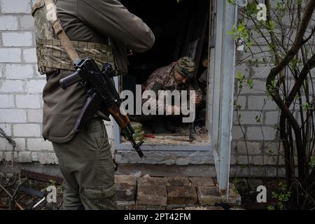 Bakhmut, Ucraina. 15th Apr, 2023. Un soldato ucraino della brigata del carro armato del 17th è visto martellare un pezzo di metallo vicino a Bakhmut. Le forze armate ucraine stanno combattendo intensamente a Bakhmut e nelle zone circostanti, mentre le forze russe si stanno avvicinando sempre più a prendere la città orientale dell'Ucraina. La battaglia di Bakhmut è ora conosciuta come “la più sanguinosa” e “una delle più lunghe battaglie”, è diventata una delle più significative battaglie nella guerra tra Ucraina e Russia. (Foto di Ashley Chan/SOPA Images/Sipa USA) Credit: Sipa USA/Alamy Live News Foto Stock