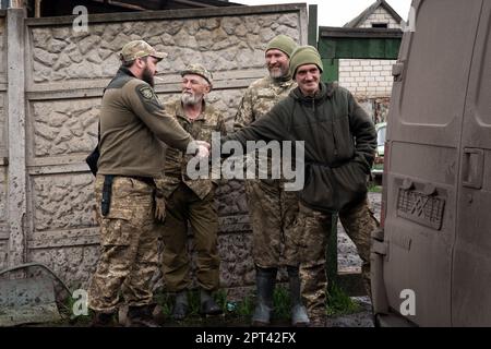 Bakhmut, Ucraina. 15th Apr, 2023. Soldati ucraini da 17th brigata sono visti scuotere le mani e salutarsi vicino Bakhmut. Le forze armate ucraine stanno combattendo intensamente a Bakhmut e nelle zone circostanti, mentre le forze russe si stanno avvicinando sempre più a prendere la città orientale dell'Ucraina. La battaglia di Bakhmut è ora conosciuta come “la più sanguinosa” e “una delle più lunghe battaglie”, è diventata una delle più significative battaglie nella guerra tra Ucraina e Russia. (Foto di Ashley Chan/SOPA Images/Sipa USA) Credit: Sipa USA/Alamy Live News Foto Stock