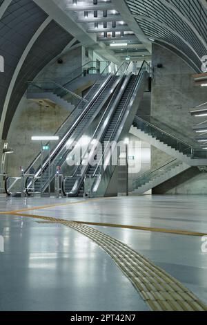 Futuristica stazione della metropolitana con linee guida e scala mobile vicino Heumarkt a Colonia, Germania Foto Stock