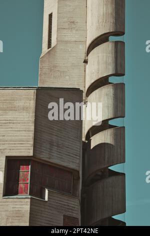 Christi Aufersthung torre della chiesa con scala a chiocciola su sfondo blu cielo a Colonia, Germania Foto Stock