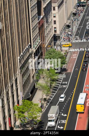 Traffico sulla 34th St. Nel centro di Manhattan visto da un alto edificio, 2023, New York City, Stati Uniti Foto Stock
