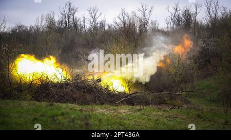 Bakhmut, Ucraina. 27th Apr, 2023. Il soldato ucraino della brigata del carro armato 17th è visto sparare tondi di artiglieria da un howitzer semovente nella posizione Ucraina vicino Bakhmut. Le forze armate ucraine stanno combattendo intensamente a Bakhmut e nelle zone circostanti, mentre le forze russe si stanno avvicinando sempre più a prendere la città orientale dell'Ucraina. La battaglia di Bakhmut è ora conosciuta come “la più sanguinosa” e “una delle più lunghe battaglie”, è diventata una delle più significative battaglie nella guerra tra Ucraina e Russia. (Foto di Ashley Chan/SOPA Images/Sipa USA) Credit: Sipa USA/Alamy Live News Foto Stock