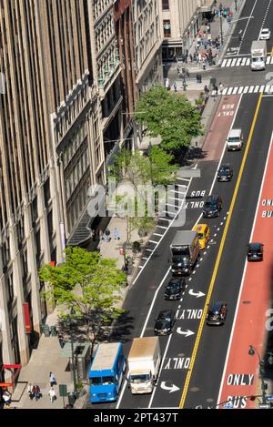 Traffico sulla 34th St. Nel centro di Manhattan visto da un alto edificio, 2023, New York City, Stati Uniti Foto Stock