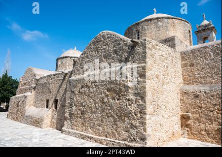 Emba, distretto di Paphos, Cipro - 27 marzo 2023 - la chiesa di Panagia Chryseleousa contro il cielo blu Foto Stock