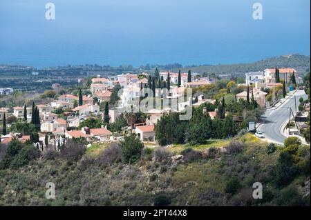 Tala, Cipro - 27 marzo 2023 - verdi montagne rocciose e case bianche del villaggio Foto Stock