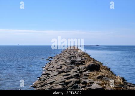 Un vecchio molo in pietra a Parnu Bay. La lunghezza è di circa due chilometri. Nella parte nord-orientale dell'Estonia. Foto Stock