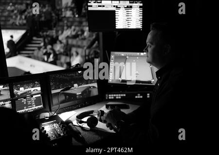 Una vista generale all'interno della cabina di commento il tredici giorni del campionato mondiale di Snooker Cazoo al Crucible Theatre di Sheffield. Data immagine: Giovedì 27 aprile 2023. Foto Stock