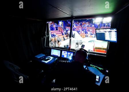 Una vista generale all'interno della cabina di commento il tredici giorni del campionato mondiale di Snooker Cazoo al Crucible Theatre di Sheffield. Data immagine: Giovedì 27 aprile 2023. Foto Stock