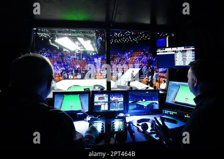 Una vista generale all'interno della cabina di commento il tredici giorni del campionato mondiale di Snooker Cazoo al Crucible Theatre di Sheffield. Data immagine: Giovedì 27 aprile 2023. Foto Stock