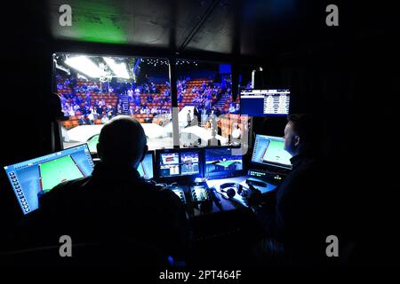 Una vista generale all'interno della cabina di commento il tredici giorni del campionato mondiale di Snooker Cazoo al Crucible Theatre di Sheffield. Data immagine: Giovedì 27 aprile 2023. Foto Stock