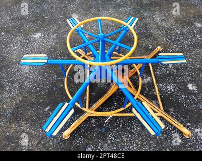 Giostra per bambini nel parco giochi Foto Stock