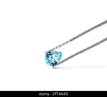 diamanti blu tenuti in pinzette su uno sfondo bianco Foto Stock