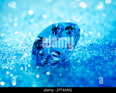 Diamante blu abbagliante su sfondo bokeh blu brillante. concetto per la scelta del miglior design di gemma di diamante Foto Stock