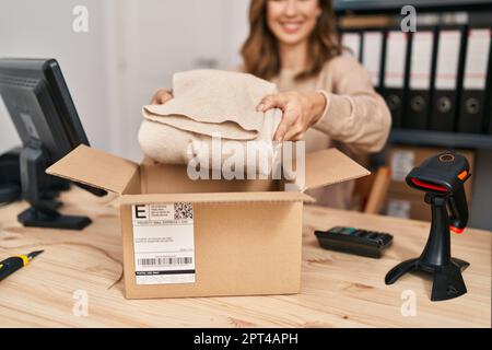 Giovane donna e-commerce di lavoro che prepara l'ordine in ufficio Foto Stock