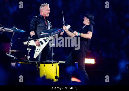 AMSTERDAM - 27/04/2023, Rock band metallica con il cantante e chitarrista James Hetfield, il batterista Lars Ulrich, il chitarrista Kirk Hammett e il bassista Robert Trujillo durante una performance (M72 World tour) nella Johan Cruijff Arena. ANP PAUL BERGEN olanda fuori - belgio fuori Foto Stock