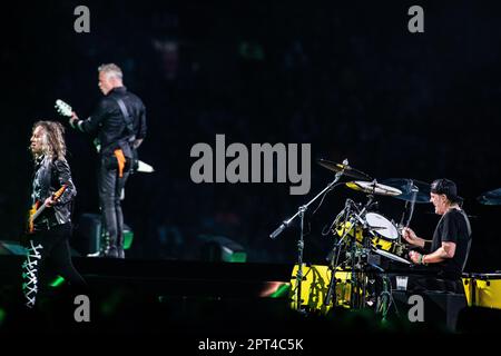 AMSTERDAM - 27/04/2023, Rock band metallica con il cantante e chitarrista James Hetfield, il batterista Lars Ulrich, il chitarrista Kirk Hammett e il bassista Robert Trujillo durante una performance (M72 World tour) nella Johan Cruijff Arena. ANP PAUL BERGEN olanda fuori - belgio fuori Foto Stock