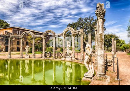 L'antica piscina chiamata Canopus, circondato da sculture greche in Villa Adriana (Villa Adriana), Tivoli, Italia Foto Stock