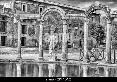 L'antica piscina chiamata Canopus, circondato da sculture greche in Villa Adriana (Villa Adriana), Tivoli, Italia Foto Stock