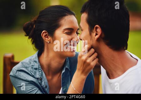 Non riesco a ottenere abbastanza di questa mansuevolezza. una giovane coppia affettuosa che trascorre una romantica giornata nel parco Foto Stock