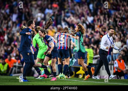 Barcellona, Spagna. 27th Apr, 2023. Laia Codina (FC Barcelona FEM) e Vicky Lopez (FC Barcelona FEM) durante una partita della Womans Champions League tra FC Barcelona Femeni e Chelsea FC Women a Spotify Camp Nou, a Barcellona, Spagna, il 27 aprile 2023. (Foto/Felipe Mondino) Credit: Live Media Publishing Group/Alamy Live News Foto Stock