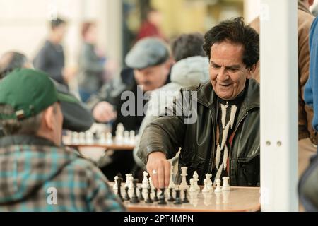 Santiago, Cile - Giochi di scacchi tradizionali che si svolgono nella Plaza de Armas a Santiago del Cile. Foto Stock