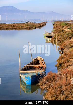 Sardegna, Italia, 2022 dicembre - Antica barca a remi in legno ormeggiata al molo sull'acqua. Foto Stock