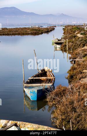 Sardegna, Italia, 2022 dicembre - Antica barca a remi in legno ormeggiata al molo sull'acqua. Foto Stock