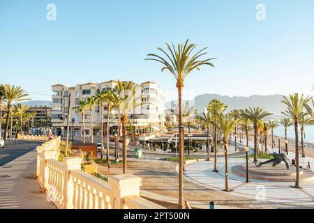 Albir, Spagna - 26 aprile 2023: Vista sulla bella città di Albir con il lungomare principale, spiaggia sul mare e il mare Mediterraneo. Albir è una piccola località turistica Foto Stock