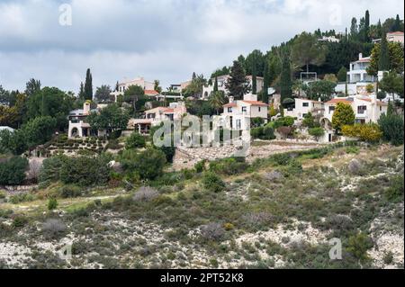 Tala, Cipro - 27 marzo 2023 - verdi montagne rocciose e case bianche del villaggio Foto Stock