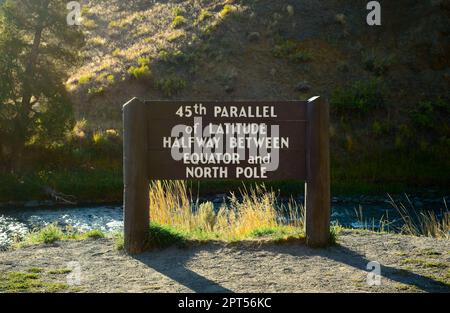 Cartello che indica il 45th° parallelo di latitudine nell'emisfero settentrionale, qui al Parco Nazionale di Yellowstone presso il fiume Gardner, appena all'interno del Montana Foto Stock