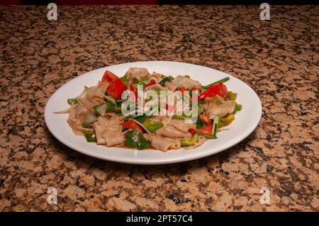 Delizioso piatto di cucina thailandese conosciuto come noodle ubriaco Foto Stock