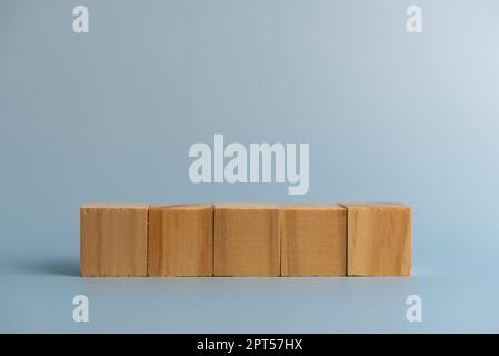 Cinque cubi di legno vuoti sullo sfondo per il testo. Modello e banner di concetto aziendale. Foto Stock
