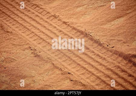 impronta di pneumatico sulla sabbia nel deserto Foto Stock